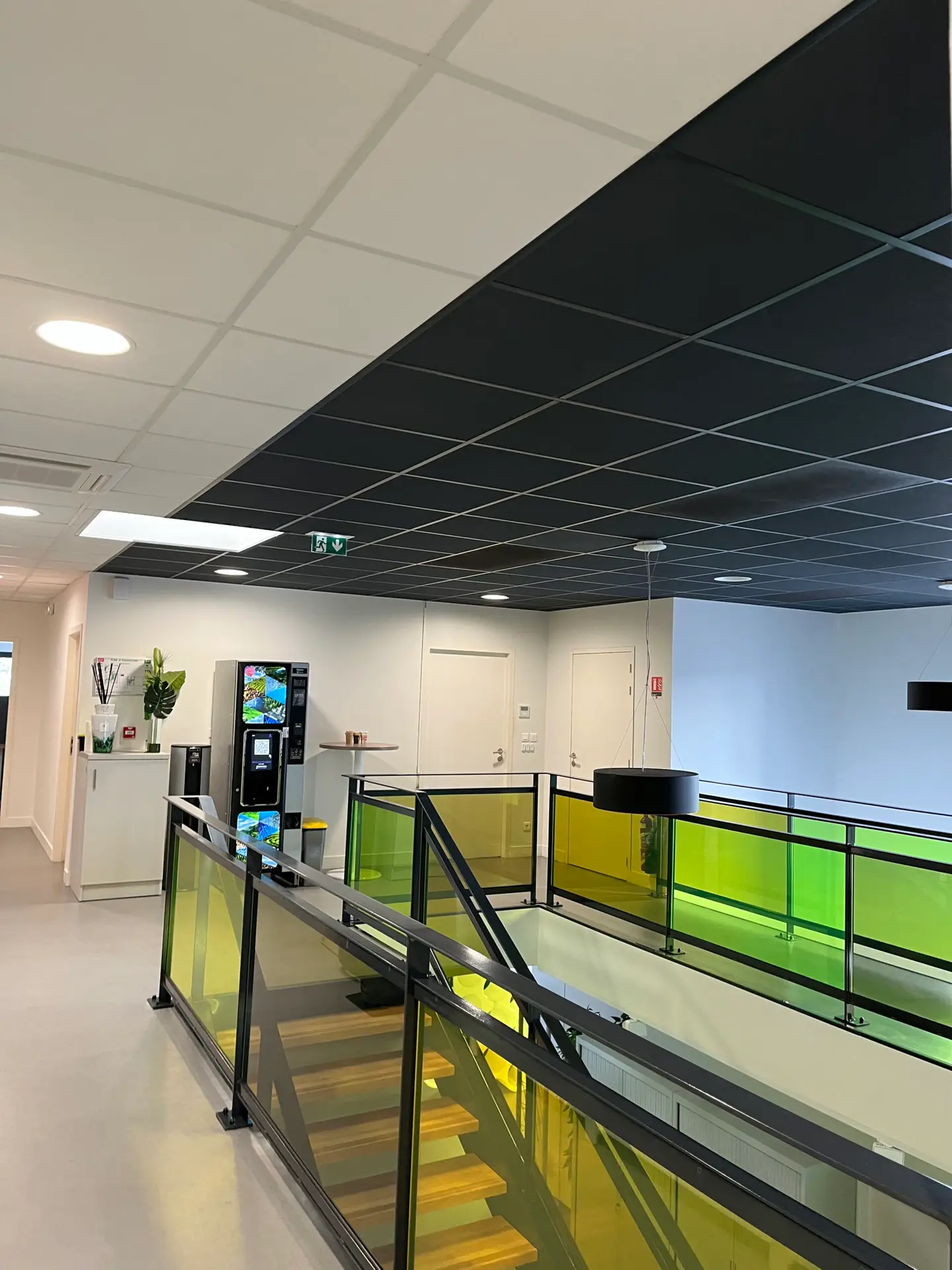 Espace d'accueil aménagé dans les bureaux Burosys à Estillac, près d'Agen