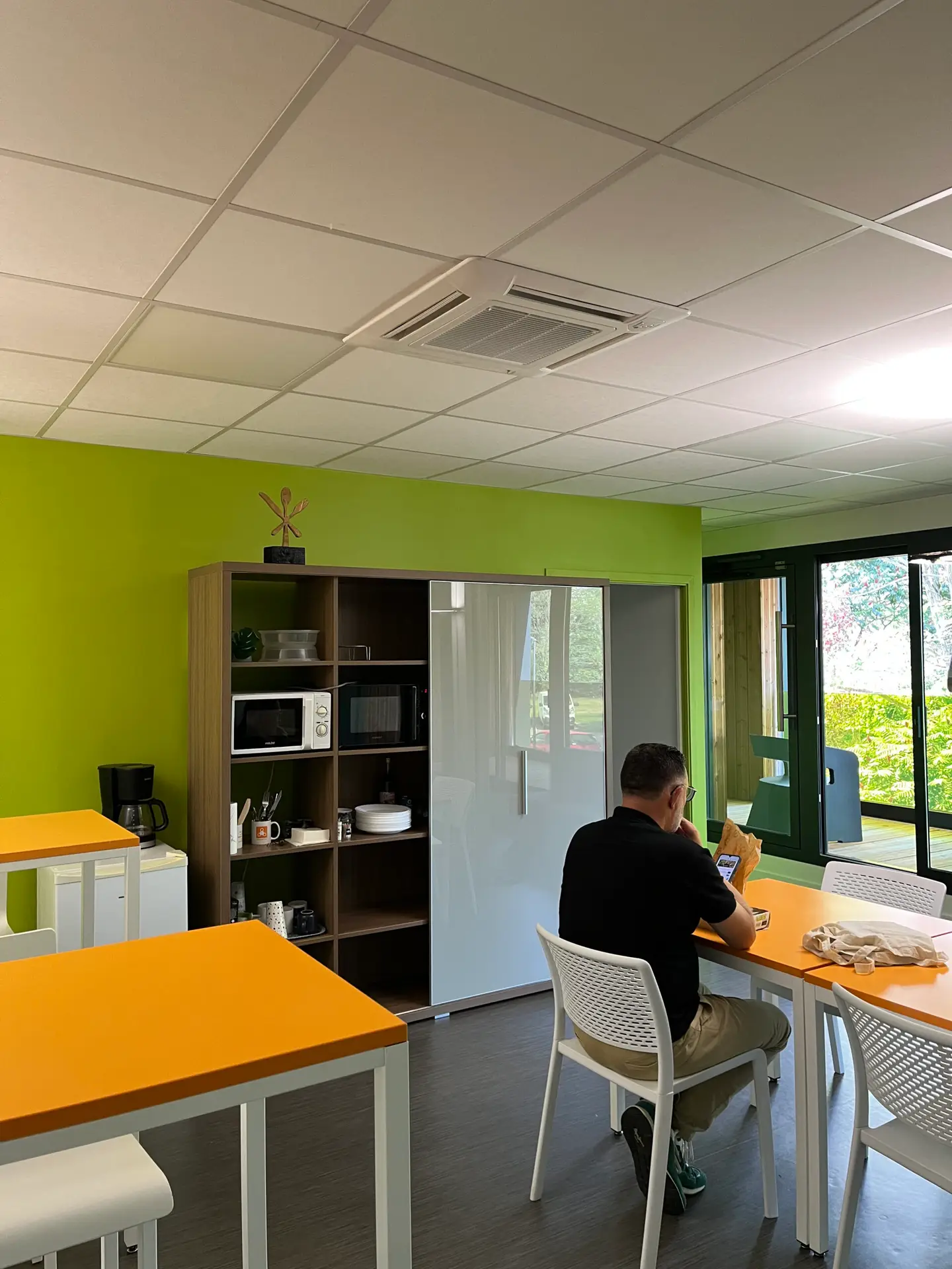 Aménagement de bureaux lumineux avec mobilier de bureau ergonomique, Burosys Agen